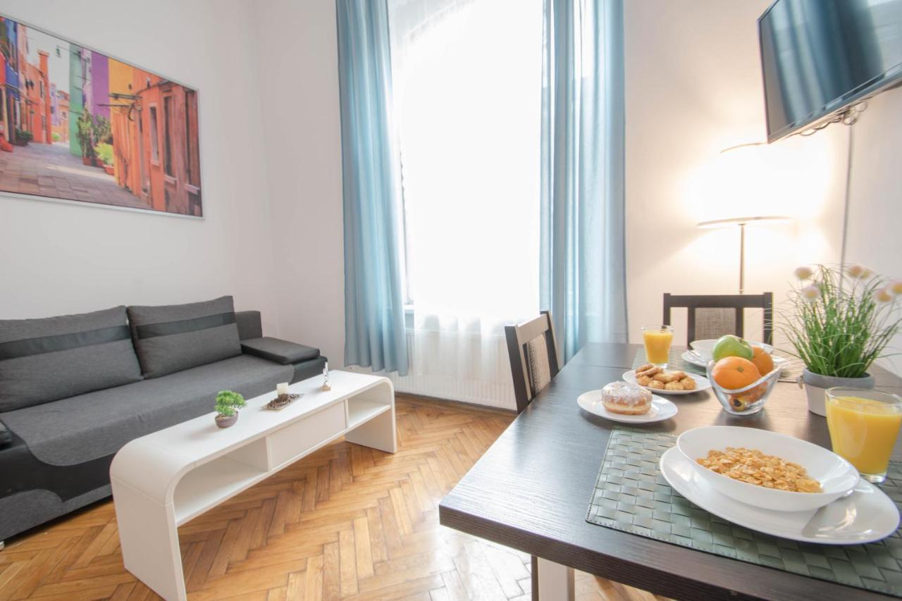 Old Town Apartment *