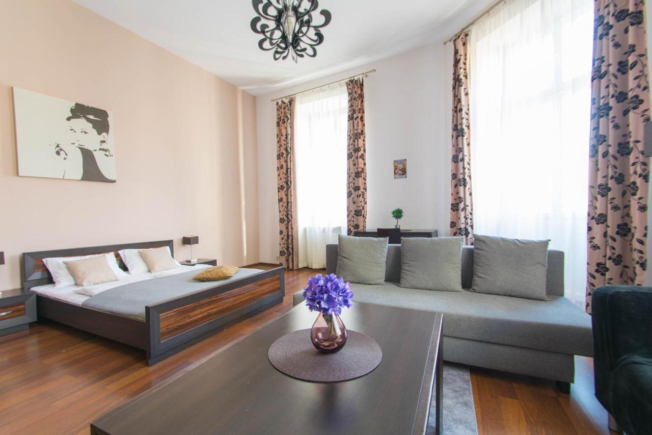 Old Town Apartment *